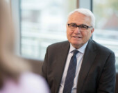 Raymond Théberge affirme que le Commissariat sera désormais plus «judiciarisé» grâce aux nouveaux pouvoirs que lui confère la Loi sur les langues officielles. &mdash; Photo : Courtoisie Commissariat aux langues officielles