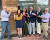 De gauche à droite : John Streicker, ministre responsable de la Direction des services en français du gouvernement du Yukon; Laurence Rivard, directrice des Essentielles; Maryne Dumaine, présidente des Essentielles; Randy Boissonnault, ministre fédéral de l’Emploi, du Développement de la main-d’œuvre et des Langues officielles; Brendan Hanley, membre de la Chambre des communes du Canada et Marc G. Serré, secrétaire parlementaire du ministre des Langues officielles. &mdash; Photo : Les Essentielles