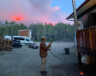 Lors des feux de forêt qui ont fait rage l’été passé, les pompiers ont suggéré à Karine Genest d’asperger sa maison avec de l’eau afin d’éviter qu’elle ne soit en prise aux flammes avoisinantes. — Photo : Karine Genest