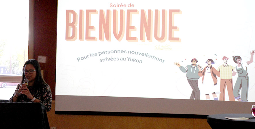 Diana Romero, agente de projets immigration à l’AFY, a organisé une soirée de bienvenue pour les personnes récemment installées sur le territoire. &mdash; Photo : Gwendoline Le Bomin