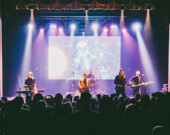 Pour le collectif live P’tit Belliveau, quand les gens viennent, qu’ils soient des centaines ou juste 20, les artistes s’investissent entièrement pour proposer le meilleur spectacle possible. « On espère vraiment que tout le monde s’amuse, confie Jonah Guimond, car nous, nous sommes là pour nous amuser! » &mdash; Photo : Velours Souterrain