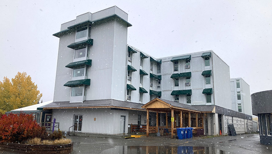 Selon la directrice adjointe de Safe at Home, Kate Mechan, l’organisme dispose d’un financement confirmé jusqu’à la fin du mois de mars pour mener à bien le projet de logement temporaire à l’ancien hôtel High Country Inn, en cours depuis le mois de janvier de cette année. &mdash; Photo : Gwendoline Le Bomin