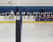 Avant la partie, l’équipe attend d’aller sur la glace. &mdash; Photo : Angélique Bernard