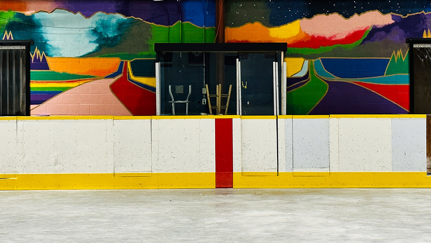 L’artiste Chantal LaFrenière a organisé cet été une activité de peinture murale à l’aréna de Haines Junction. &mdash; Photo : Fournie