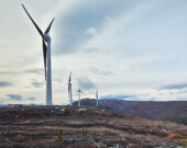 Quatre nouvelles éoliennes ont été installées au sommet de la colline Haeckel à Whitehorse. Elles devrait alimenter jusqu’a 650 foyers yukonnais par an. &mdash; Photo :  Jean-Paul Pinard