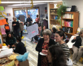 Les Essentielles ont révélé le nouveau nom du bâtiment en faisant sortir des lettres gonflées d’une boîte en carton.  &mdash; Photo : Manon Touffet