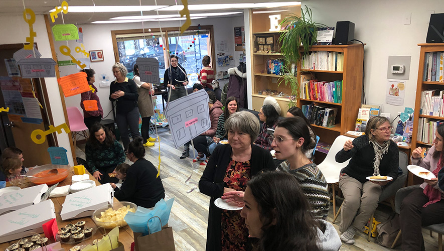 Les Essentielles ont révélé le nouveau nom du bâtiment en faisant sortir des lettres gonflées d’une boîte en carton.  &mdash; Photo : Manon Touffet
