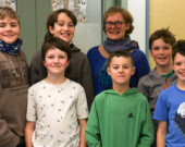 Les enfants et l'enseignante Manon Aubert.  &mdash; Photo : Manon Touffet