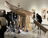 L’exposition présente une oeuvre collective, un canot qui survole un village par une nuit étoilée. Chaque artiste a également un mur dédié à sa propre interprétation du thème, à travers des oeuvres individuelles. &mdash; Photo : Marie-Claude Nault