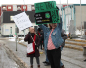 Une quinzaine de personnes se sont rassemblées devant la mairie le vendredi 24 novembre afin de réclamer davantage de mesures pour assurer la sécurité des taxis de la capitale. &mdash; Photo : Gwendoline Le Bomin