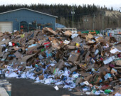 Au Yukon, Raven ReCentre s’occupe de 95 % du recyclage. Les communautés, telles que Dawson, envoient leur propre recyclage - qu’il soit déjà compacté ou non - au centre de transfert de Whitehorse. &mdash; Photo : Manon Touffet