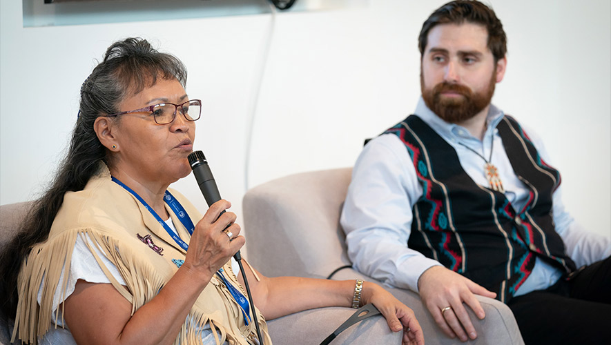 Lorraine Netro, du Conseil des gardiens du savoir de l’Assemblée des Premières Nations (APN) et membre de la Première Nation Gwitchin Vuntut au Yukon, fait partie de la délégation de l’APN envoyée à Dubaï. &mdash; Crédit : Fournie 