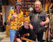 Roxx Hunter (à gauche) et Gary Bailie (à droite) ont fait une surprise de taille à William Pacaud (au centre) le 10 janvier. &mdash; Photo : Fournie
