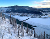 Du point de vue de West Dawson-Sunnydale, le 23 novembre 2023, on pouvait clairement voir la situation : le fleuve Yukon n’était pas gelé à l’endroit habituel. &mdash; Photo : Sébastien Weisser