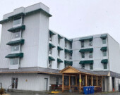 Le nouveau centre de réchauffement se situe dans l’ancien hôtel High Country Inn, au centre-ville de Whitehorse. Un second centre ouvrira également un peu plus tard, cette fois-ci dans l’édifice Jim-Smith. &mdash; Photo : Gwendoline Le Bomin