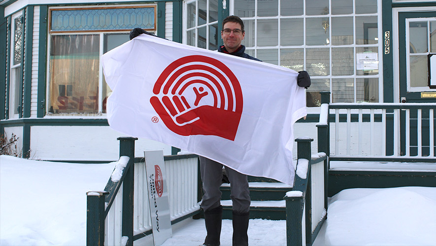 Philippe Morin, bénévole responsable de la communication depuis trois ans à Centraide Yukon, rapporte que les 30 000 $ récoltés lors du déjeuner organisé en octobre dernier ne suffisent pas à financer différents postes au sein de l’organisme. Un trop grand pourcentage des dons serait alloué aux tâches administratives, ce qui est inacceptable selon lui. — Photo : Gwendoline Le Bomin
