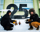 Ce ne sont pas les températures extrêmes qui ont arrêté Mallory Patte-Serrano et Thomas Wartel de sortir leurs marionnettes d’objets recyclés à -40 degrés pour un spectacle en l’honneur des 25 ans de l’institution KIAC (Klondike Institute of Art and Culture), à Dawson. &mdash; Photo :  Thierry Guenez