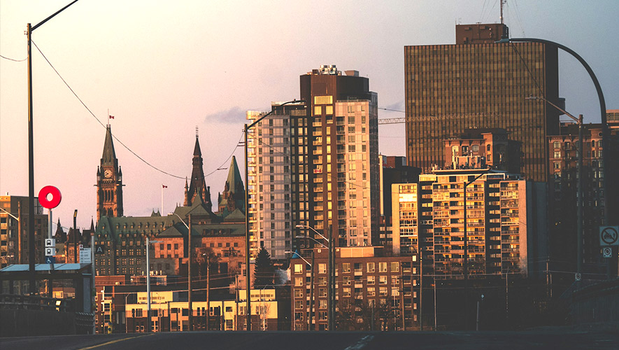 Ottawa jouit d’un statut particulier. Depuis 2017, une loi provinciale impose le bilinguisme à la capitale fédérale. &mdash; Photo : Robbie Palmer – Unsplash