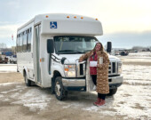 Isabelle Piché, propriétaire de Yukon Adventure Time, présente le nouvel autobus de l’organisme. &mdash; Photo : Fournie