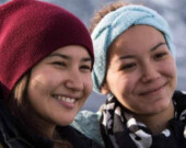 Jennifer Kilabuk et Ashley Qilavaq-Savard sont originaires d’Iqaluit. Leur documentaire appelé Activisme climatique intergénérationnel explore les multiples voies de l’activisme climatique chez les Inuits. &mdash; Photo : Fournie