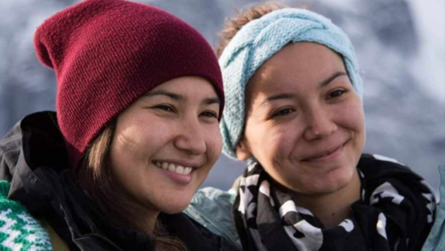 Jennifer Kilabuk et Ashley Qilavaq-Savard sont originaires d’Iqaluit. Leur documentaire appelé Activisme climatique intergénérationnel explore les multiples voies de l’activisme climatique chez les Inuits. &mdash; Photo : Fournie