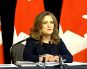 Chrystia Freeland prévoit que les frais de la dette publique s’élèveront à 54,1 milliards de dollars en 2024-2025.  &mdash; Photo : Julien Cayouette – Francopresse