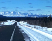 C’est par la route de l’Alaska qu’on découvre Haines Junction. &mdash; Photo : Martin Laniel