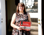 Angélique Bernard vient de publier De Fort Cudahy à la maison Taylor. Il est possible de se procurer un exemplaire gratuit du livre bilingue à la maison Taylor, au 412, rue Main. &mdash; Photo : Maryne Dumaine