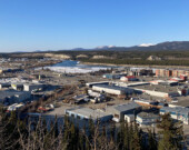 Pour protéger sa maison des feux de forêt, Mike Fancie, agent d’engagement communautaire à la gestion des feux de forêt auprès du gouvernement du Yukon, conseille d’enlever tous types de combustibles dans un périmètre de deux mètres autour de sa propriété. &mdash; Photo : Gwendoline Le Bomin