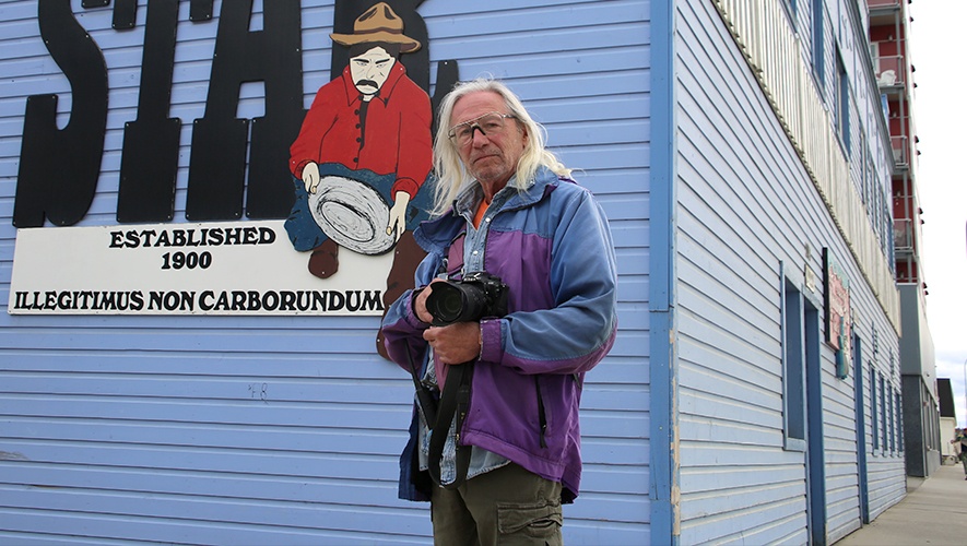 Vince Fedoroff a travaillé 34 ans au journal Whitehorse Star. Il souhaiterait contribuer au projet de Max Fraser qui consisterait à avoir un nouveau journal en ligne. &mdash; Photo : Maryne Dumaine
