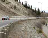 Pour protéger la route des glissements de terrain, des blocs d’écluse ont été installés le long d’une partie de l’escarpement de la voie Robert Service. &mdash; Photo : Manon Touffet