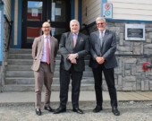 Michel Miraillet (au centre), ambassadeur de France, était en visite à Whitehorse le 30 mai dernier. Il était accompagné de Nicolas Baudoin (à gauche), consul général de France à Vancouver, et d’Erik Hougen (à droite), consul honoraire à Whitehorse. &mdash; Photo : Gwendoline Le Bomin