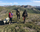 Partir en famille pour des activités telles que la chasse ou la cueillette ne représente plus une absence scolaire. &mdash; Photo : Marie-Claude Nault
