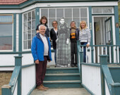 Yann Herry, président de la Société d’histoire francophone du Yukon (SHFY), Angélique Bernard, bénévole, Édith Babin, Sylvie Binette et Céline Roy, membres du conseil d’administration. &mdash; Photo : Manon Touffet