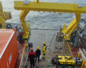 En préparation pour le déploiement du carottier pour l’échantillonnage de matériel géologique sous le fond marin. &mdash; Photo : Fournie
