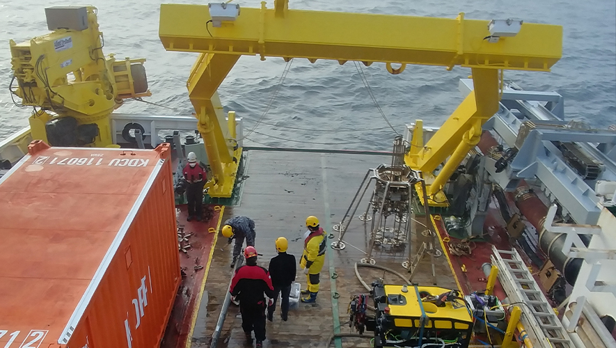 En préparation pour le déploiement du carottier pour l’échantillonnage de matériel géologique sous le fond marin. &mdash; Photo : Fournie