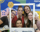 Science on Stage est une conférence permettant au personnel enseignant de partager les bonnes pratiques de l’enseignement en sciences, technologie, ingénierie et mathématiques. (Sur la photo : au centre, Josianne Guay, Élisabeth Jobin, Alexandra Fuller, Véronique Corbeil, Laetiscia Lavoie.)  &mdash; Photo : Fournie