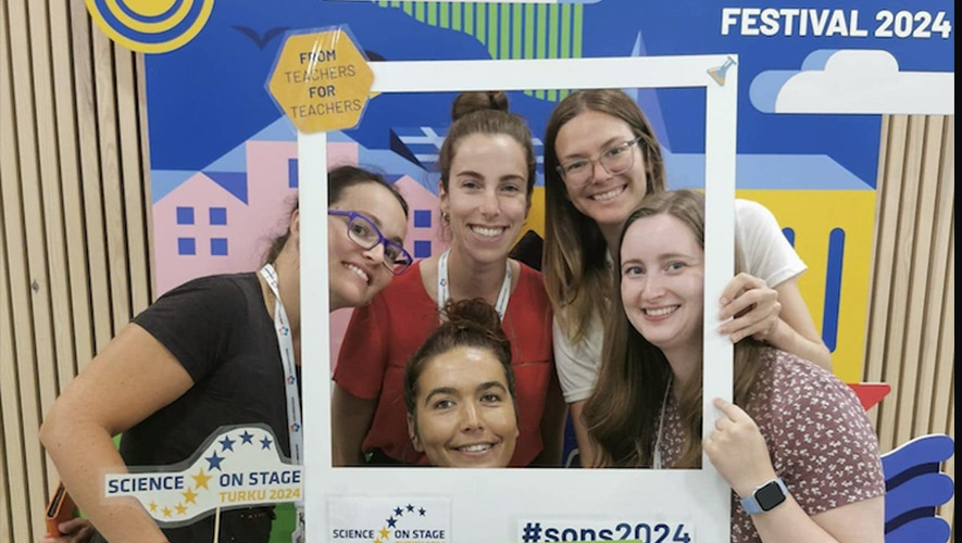 Science on Stage est une conférence permettant au personnel enseignant de partager les bonnes pratiques de l’enseignement en sciences, technologie, ingénierie et mathématiques. (Sur la photo : au centre, Josianne Guay, Élisabeth Jobin, Alexandra Fuller, Véronique Corbeil, Laetiscia Lavoie.)  &mdash; Photo : Fournie