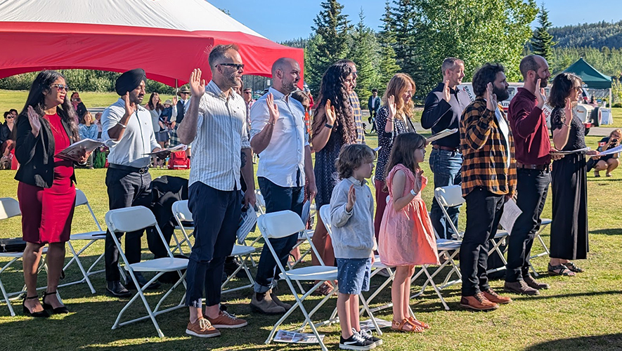 Plusieurs représentant·e·s du gouvernement du Yukon étaient présent·e·s lors de la cérémonie de citoyenneté le 1er juillet. &mdash; Photo : Oleksii Pivtorak 