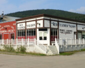Le Red Feather Saloon n’a pas de désignation patrimoniale fédérale, mais il figure dans l’accord de cogestion des biens patrimoniaux du Yukon. &mdash; Photo : Gouvernement du Yukon