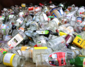 Raven n’avait pas cessé d’accepter les bouteilles consignées. Désormais, tout le verre sera accepté. Les gens sont priés de nettoyer leurs bouteilles et leurs bocaux et d’en retirer les couvercles avant de les déposer au centre de recyclage. &mdash; Photo : Maryne Dumaine