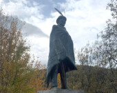 Halin de Repentigny explique que la statue du chef Isaac fait face au village Tr’ondëck Hwëch’in Moosehide, plutôt qu’à la ville de Dawson.  &mdash; Photo : Matthew Royce
