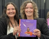 La petite robe rouge a été coécrit par Julie Gagnon, enseignante francophone, et la poétesse mi’kmaw Julie Pellissier-Lush, toutes deux résidant à l’Île-du-Prince-Édouard. &mdash; Photo : Jacinthe Laforest – La Voix Acadienne