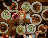 La culture gastronomique fait partie intégrante de l’identité des nouveaux arrivants. En partageant leurs spécialités, ceux-ci partagent une partie de leur histoire avec leur communauté d’accueil. &mdash; Photo : Stefan Vladimirov – Unsplash