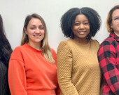 L’équipe des Essentielles, de gauche à droite : Sarah en charge du PCNP, Charlie-Rose - agente de projets en égalité des genres, Randy - agente de mobilisation, Élodie - directrice. &mdash; Photo : Fournie