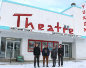 Cette année, le cinéma fête un double anniversaire : les 70 ans du local et les 40 ans de la Yukon Film Society. Pour l’occasion, une série de films et d’événements ont lieu ce mois-ci. (De gauche à droite : Emmett Ross, Andrew Connors, Kaori Torigai et Sébastien Lapres). &mdash; Photo : Gwendoline Le Bomin