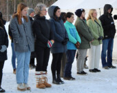 Le Centre des femmes Victoria Faulkner et Les Essentielles organiseront une vigile le 6 décembre prochain au Centre culturel Kwanlin Dün en mémoire des 14 femmes assassinées lors de la tragédie de l’École Polytechnique de Montréal en 1989. L’an passé, la vigile a eu lieu à côté de la Nàkwät’à Kų̀ Potlatch House. &mdash; Photo : Gwendoline Le Bomin