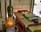 Cette ampoule située à Livermore en Californie est allumée depuis 110 ans. Cela prouve qu’il est possible de faire des ampoules beaucoup plus durables, mais que cela a été refusé par le monde parce qu’avec ce genre d’ampoule qui a une très longue durée de vie, il serait très difficile de faire de grands profits. &mdash; Photo : Micheal Macor