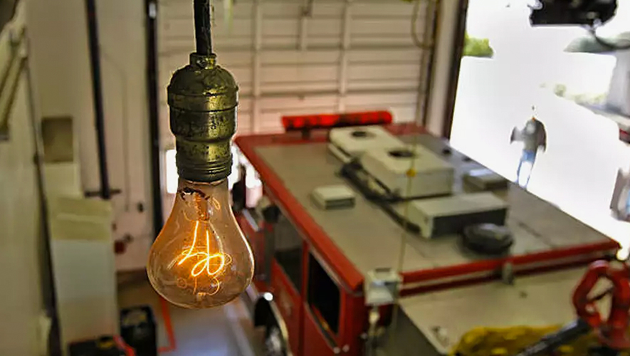 Cette ampoule située à Livermore en Californie est allumée depuis 110 ans. Cela prouve qu’il est possible de faire des ampoules beaucoup plus durables, mais que cela a été refusé par le monde parce qu’avec ce genre d’ampoule qui a une très longue durée de vie, il serait très difficile de faire de grands profits. &mdash; Photo : Micheal Macor