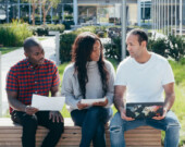 Comprendre le crédit, se protéger contre la fraude et apprendre à épargner : ces compétences restent essentielles pour une intégration réussie et sécurisée au Canada. &mdash; Photo : Kindel Media/ Pexels